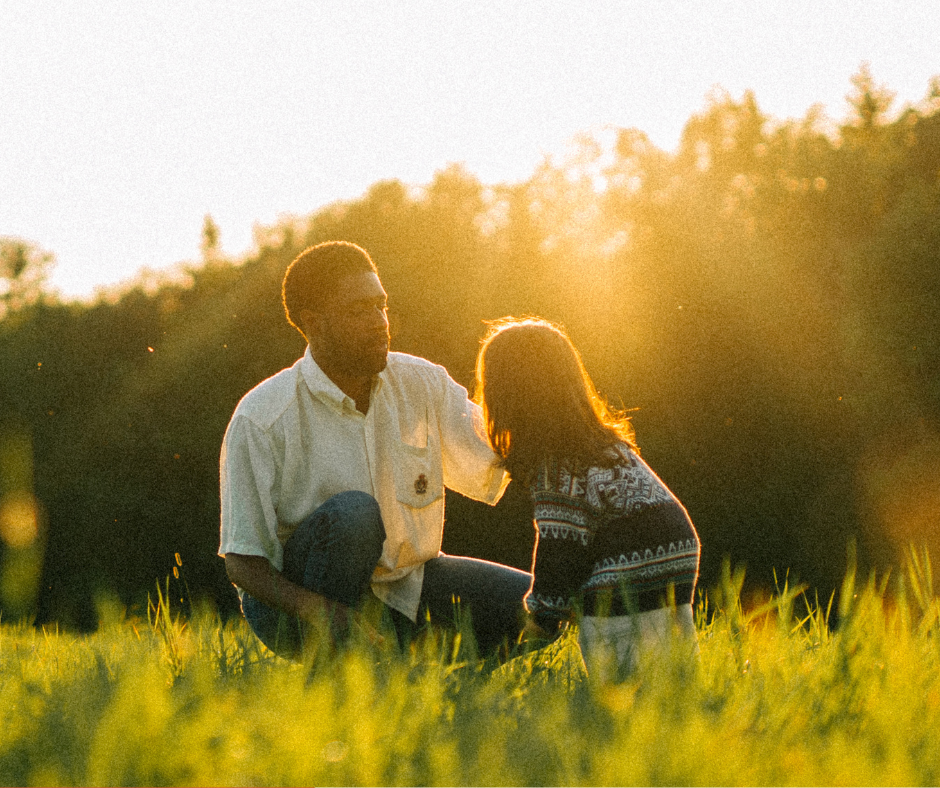 en pappa med sin son i solnedgång från vår kampanjfilm