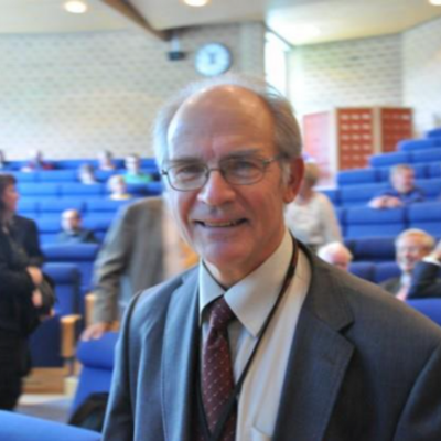 Logotyp för stödkompisarna i svart, med ett rött hjärta framför 