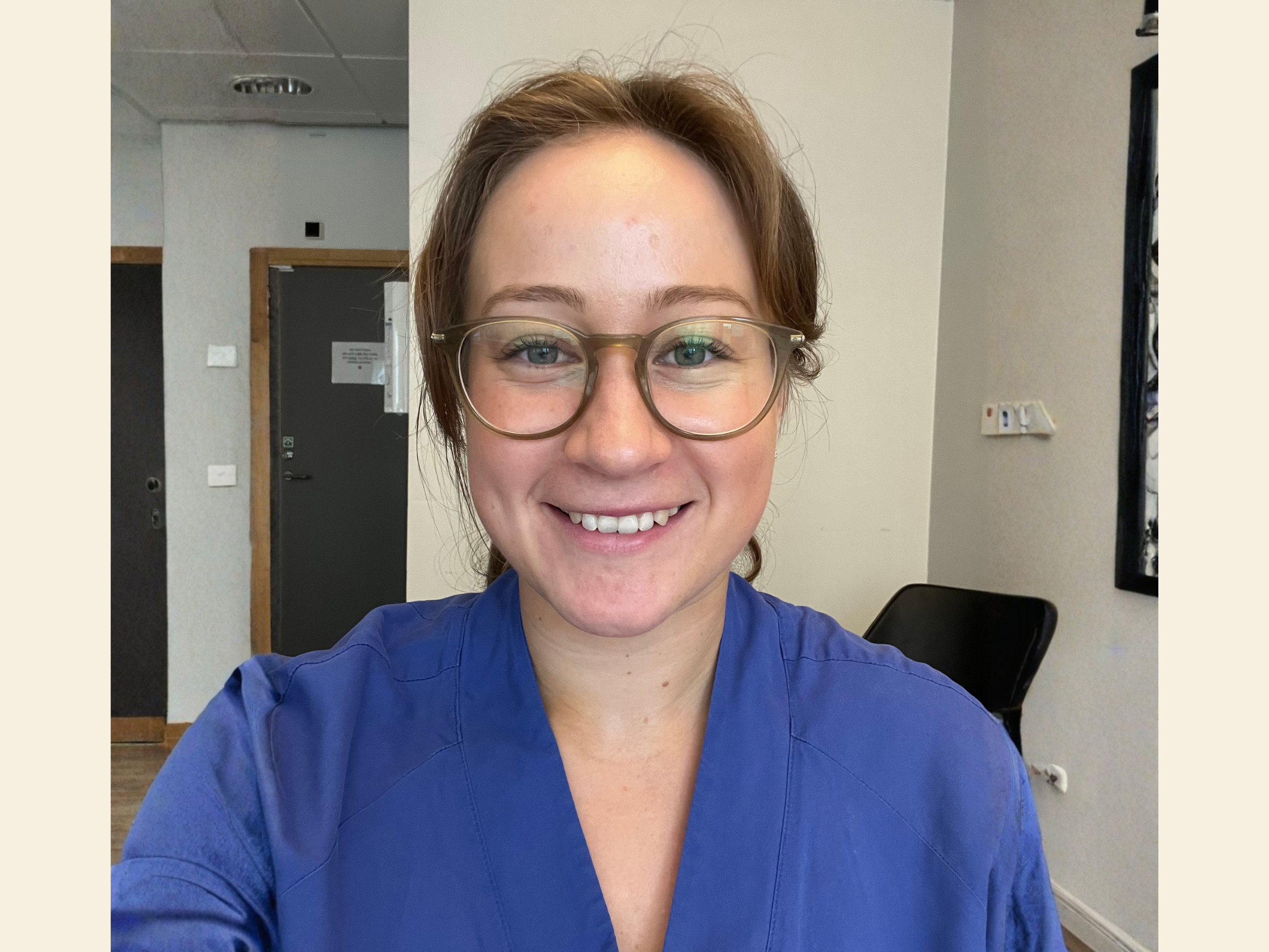 Nanfizat Abiket Alamukii visar upp sin poster på kongress i Portugal