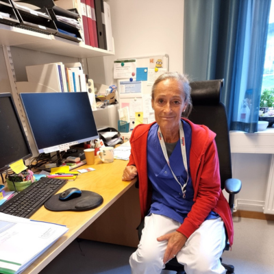 Nanfizat Abiket Alamukii visar upp sin poster på kongress i Portugal