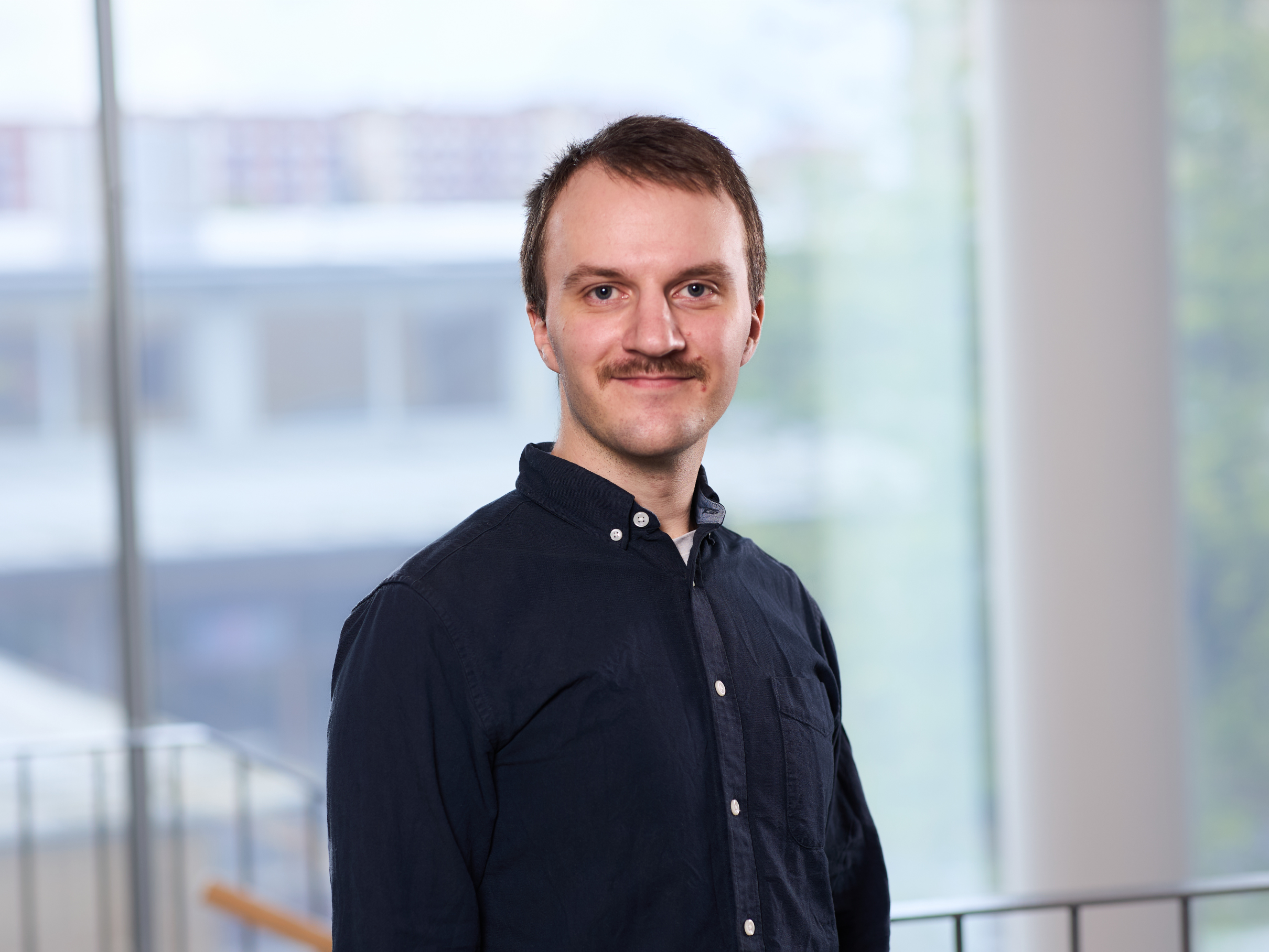 Nanfizat Abiket Alamukii visar upp sin poster på kongress i Portugal