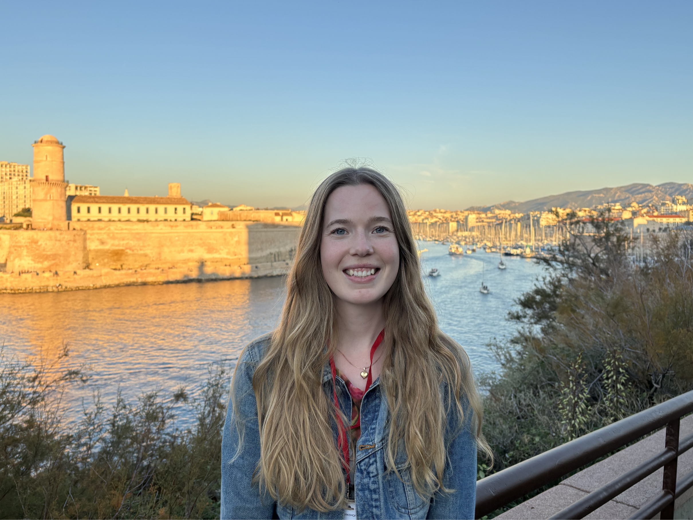 Nanfizat Abiket Alamukii visar upp sin poster på kongress i Portugal