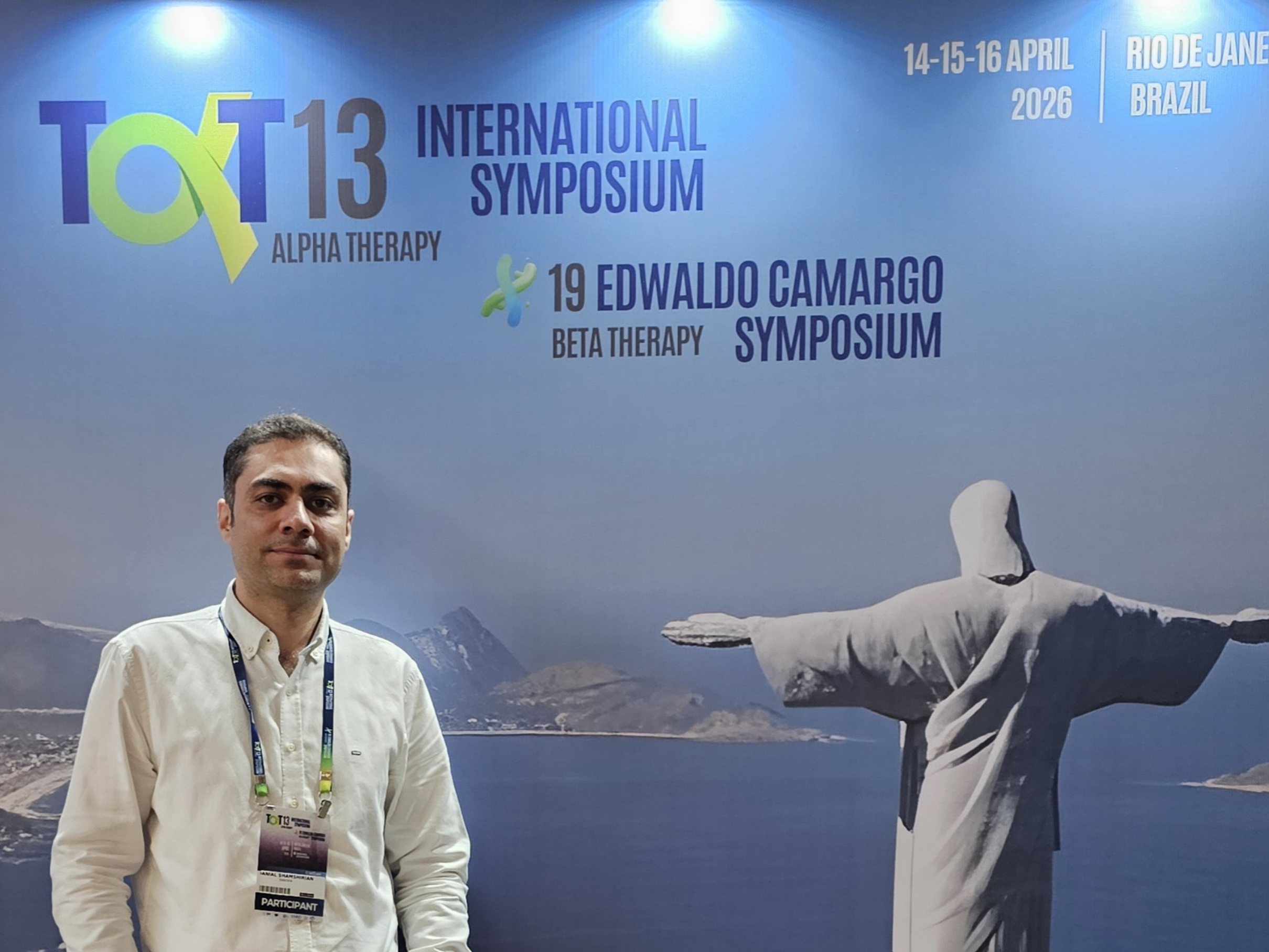 Nanfizat Abiket Alamukii visar upp sin poster på kongress i Portugal