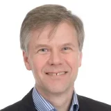 Logotyp för stödkompisarna i svart, med ett rött hjärta framför 